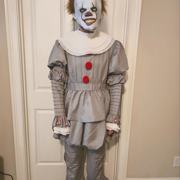 Authentic 2017 IT Pennywise screen worn prop/costume. Excellent quality & condit - Picture 9 of 10